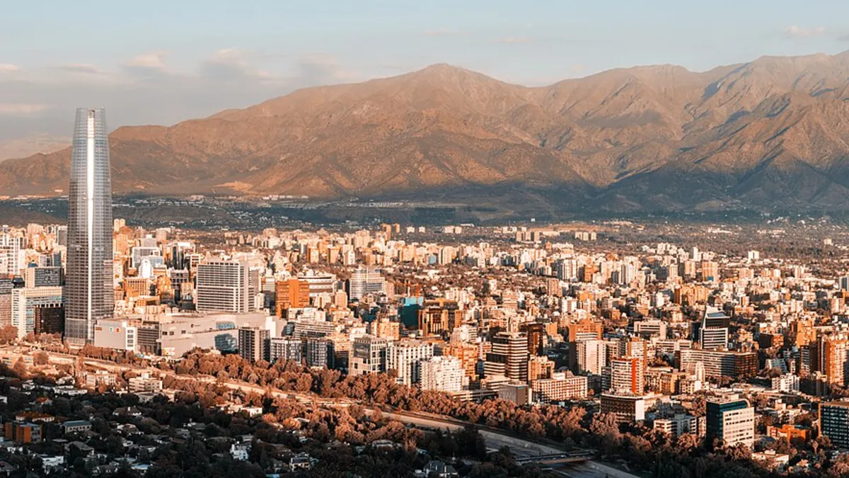 Santiago de Chile con la cordillera